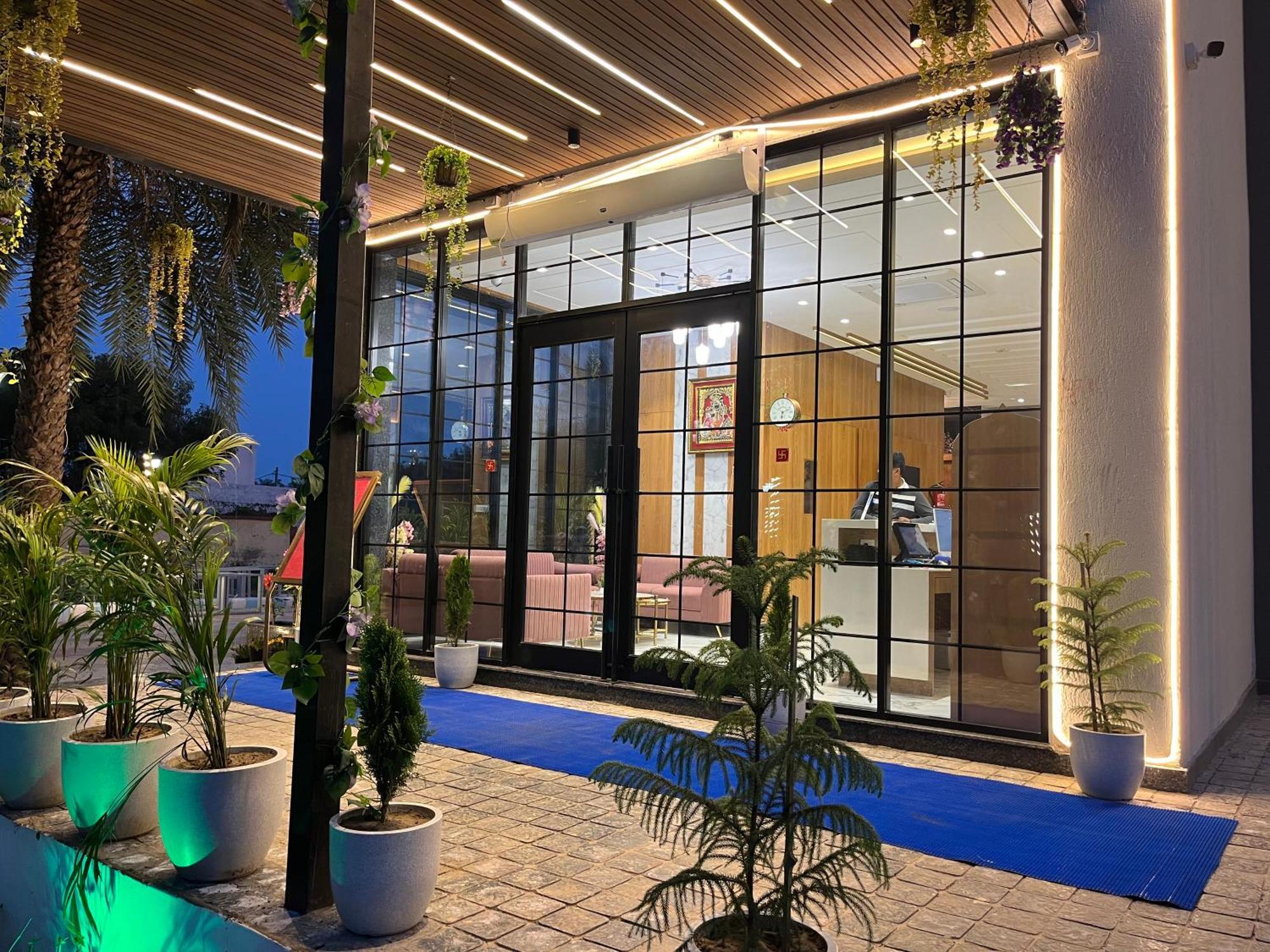 Hotel Three Seasons Vrindāvan Exterior photo