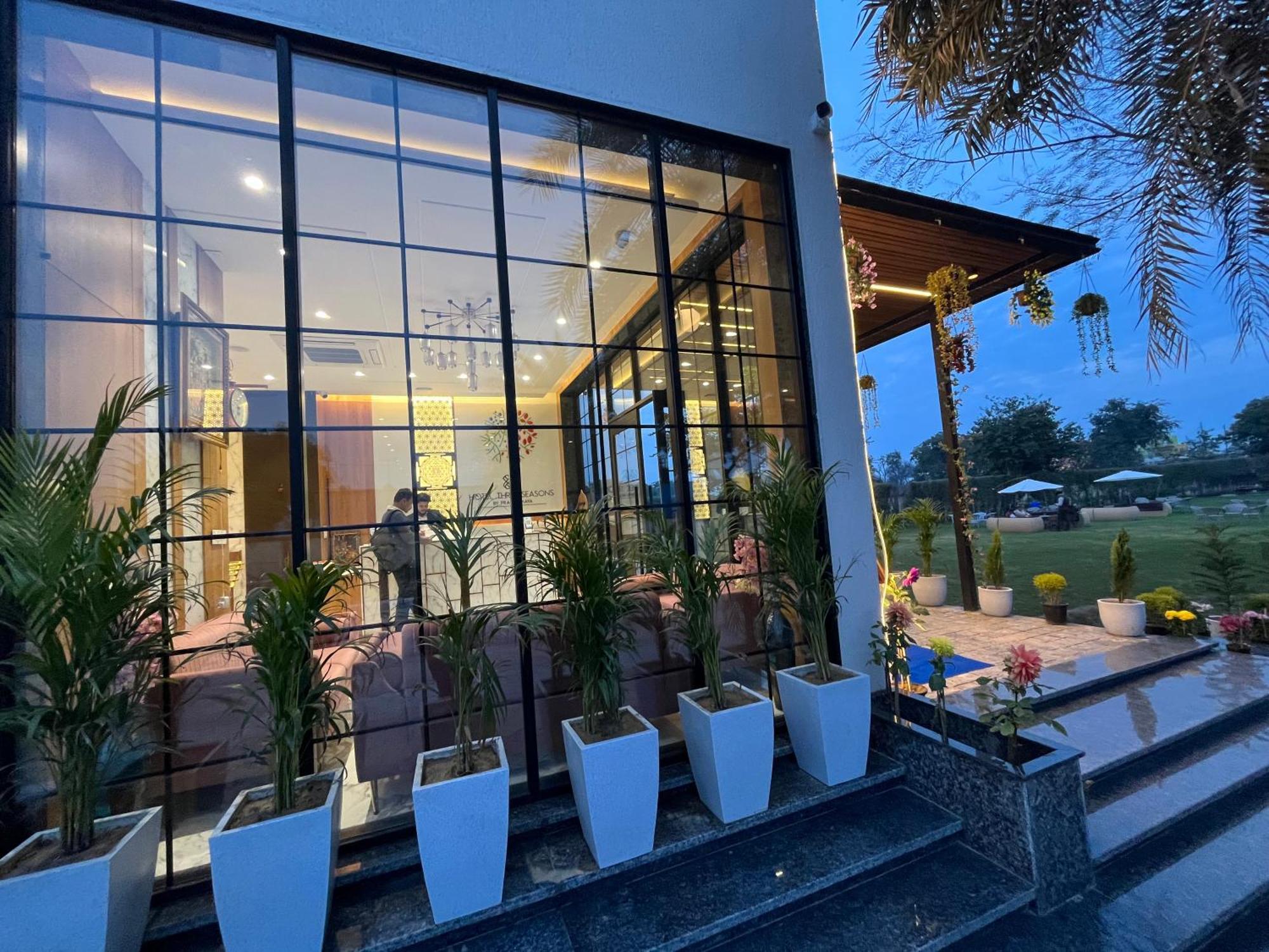 Hotel Three Seasons Vrindāvan Exterior photo
