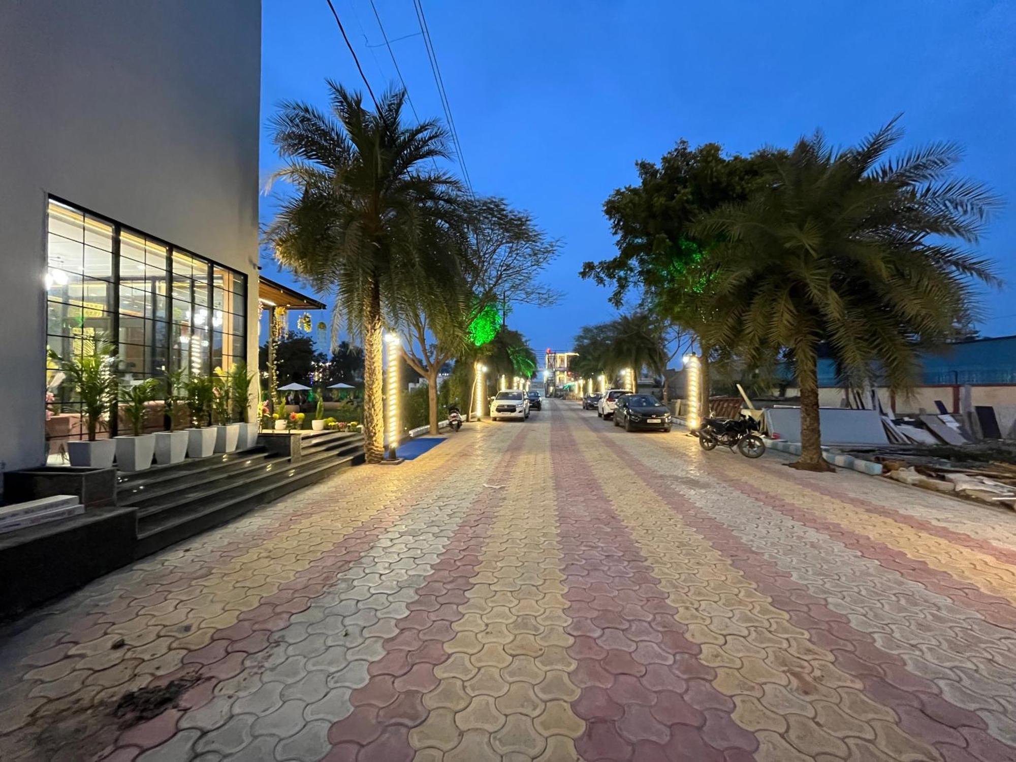 Hotel Three Seasons Vrindāvan Exterior photo