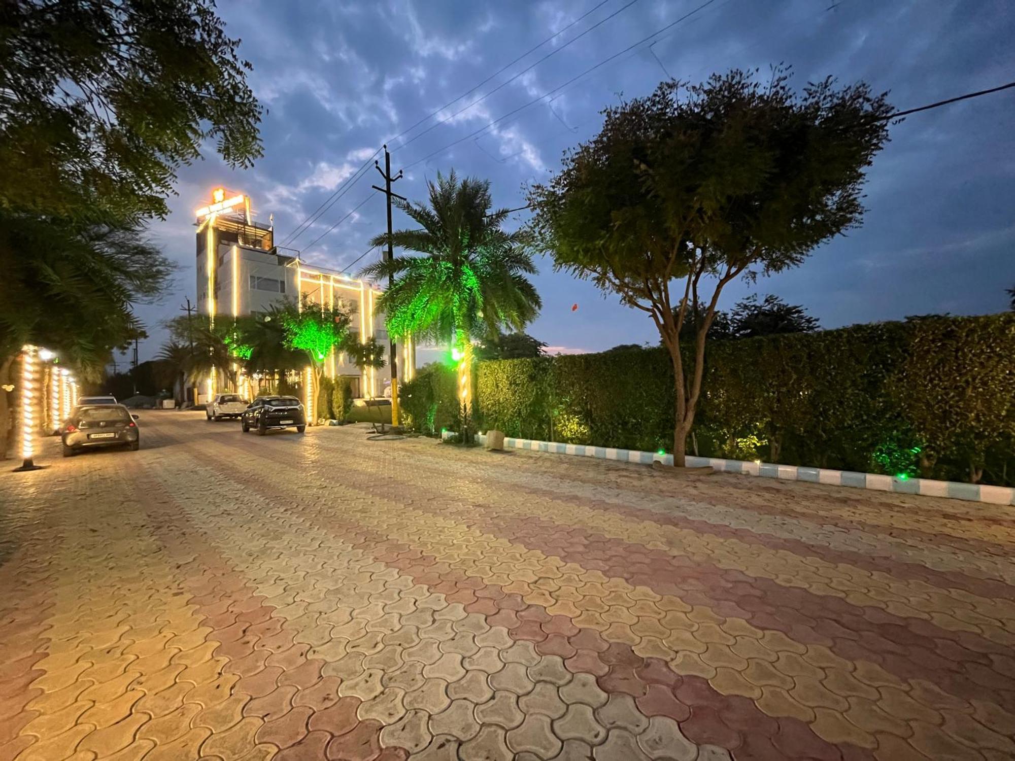 Hotel Three Seasons Vrindāvan Exterior photo