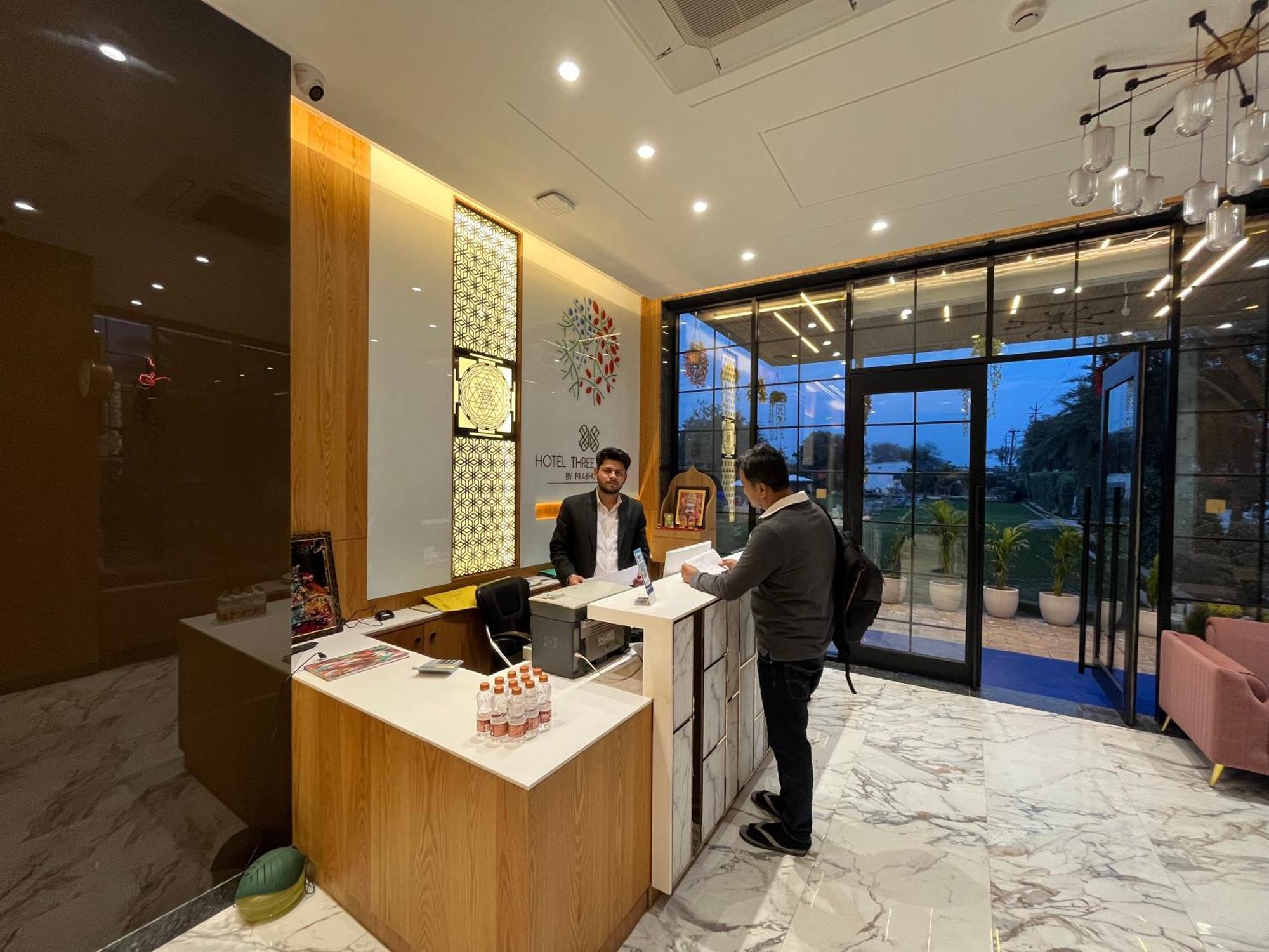 Hotel Three Seasons Vrindāvan Exterior photo