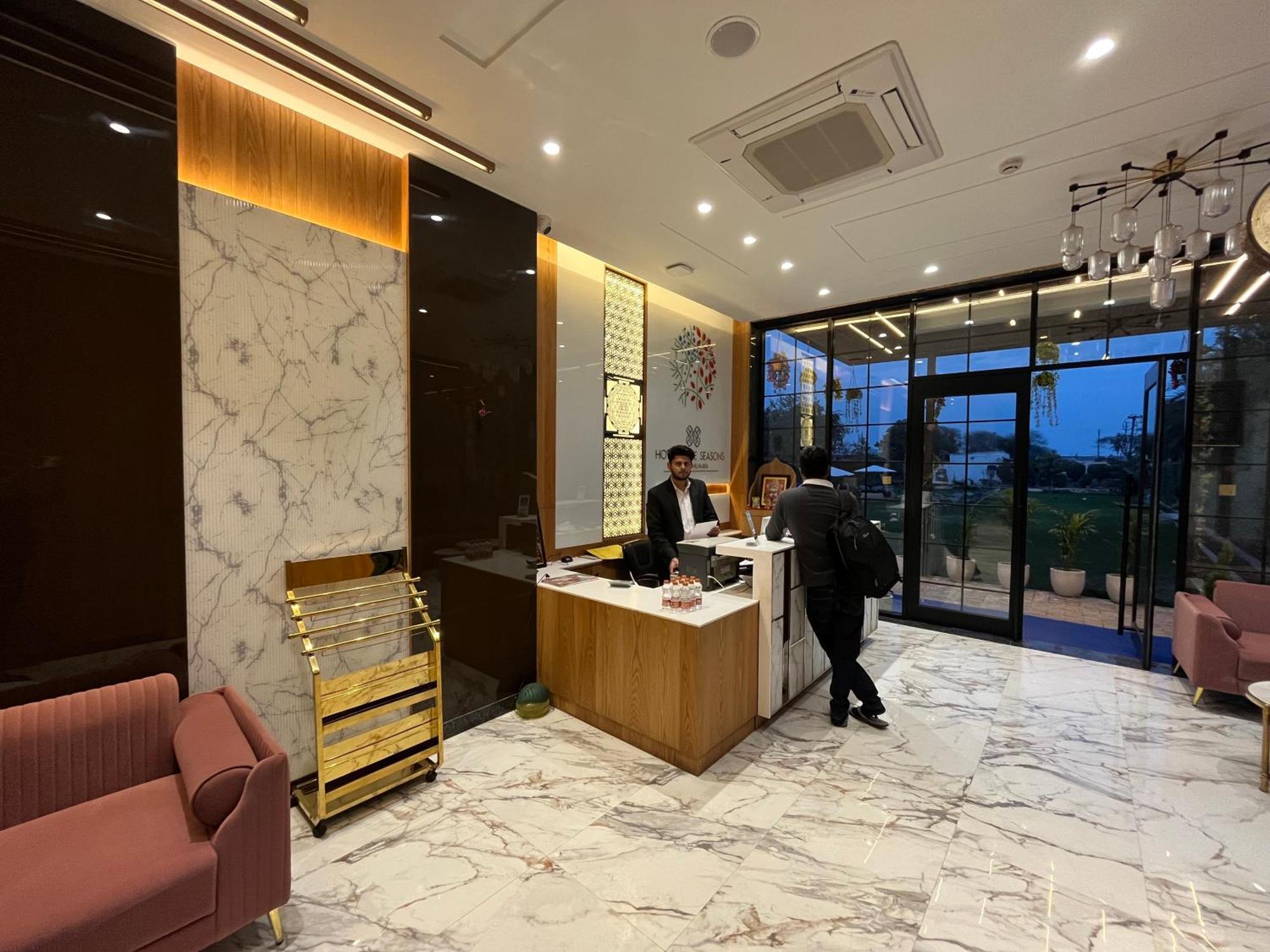 Hotel Three Seasons Vrindāvan Exterior photo