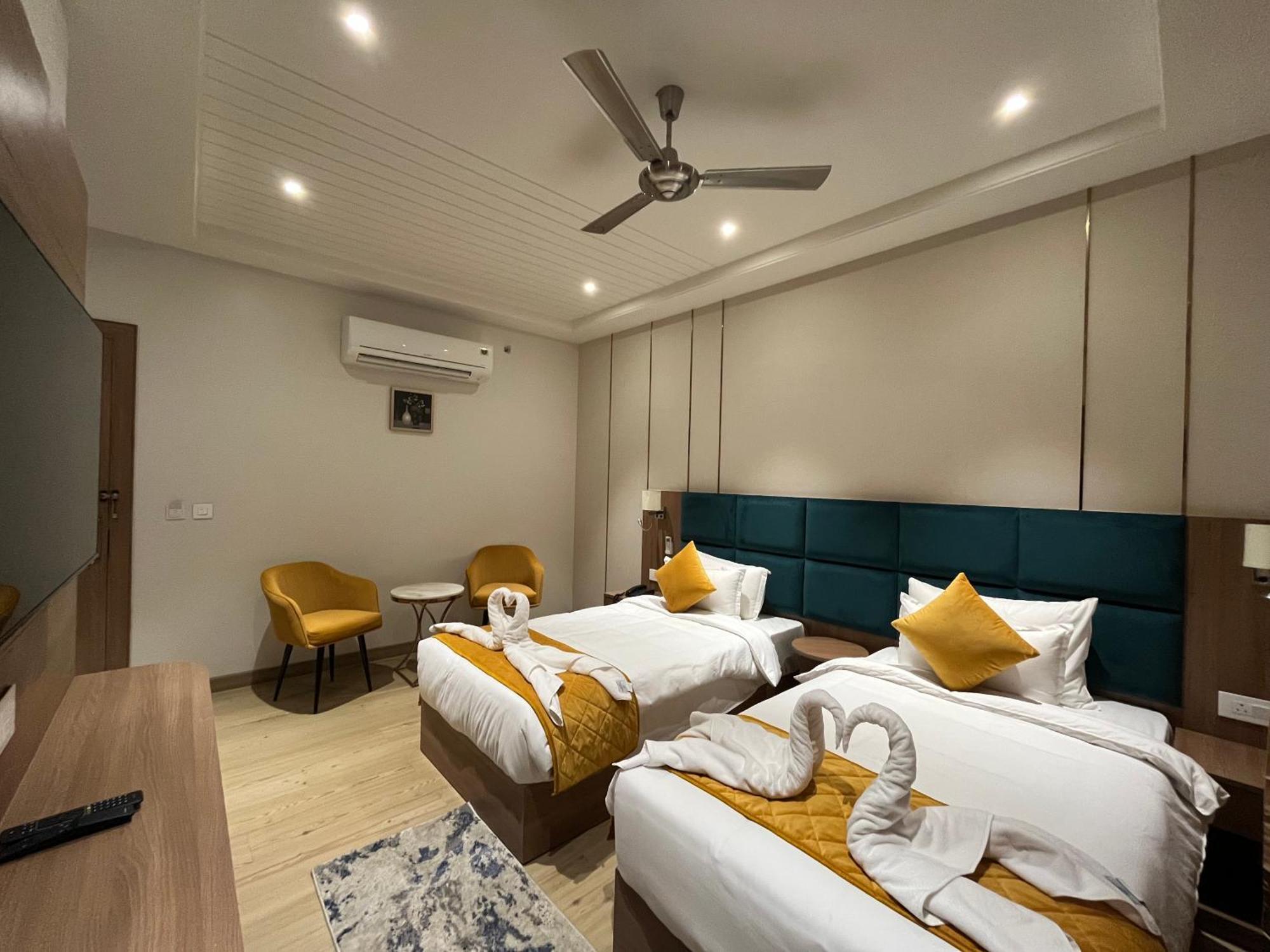Hotel Three Seasons Vrindāvan Exterior photo