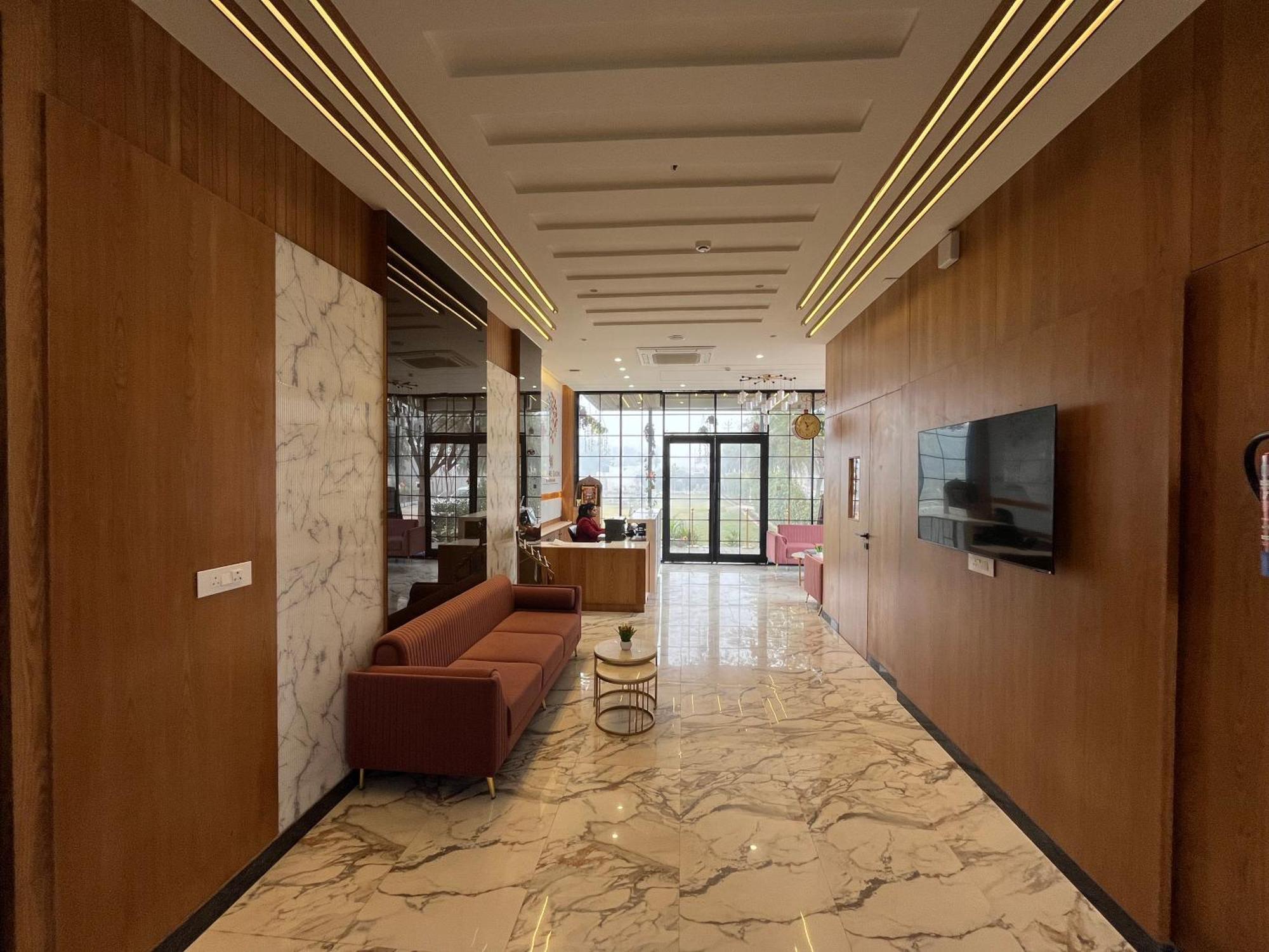 Hotel Three Seasons Vrindāvan Exterior photo