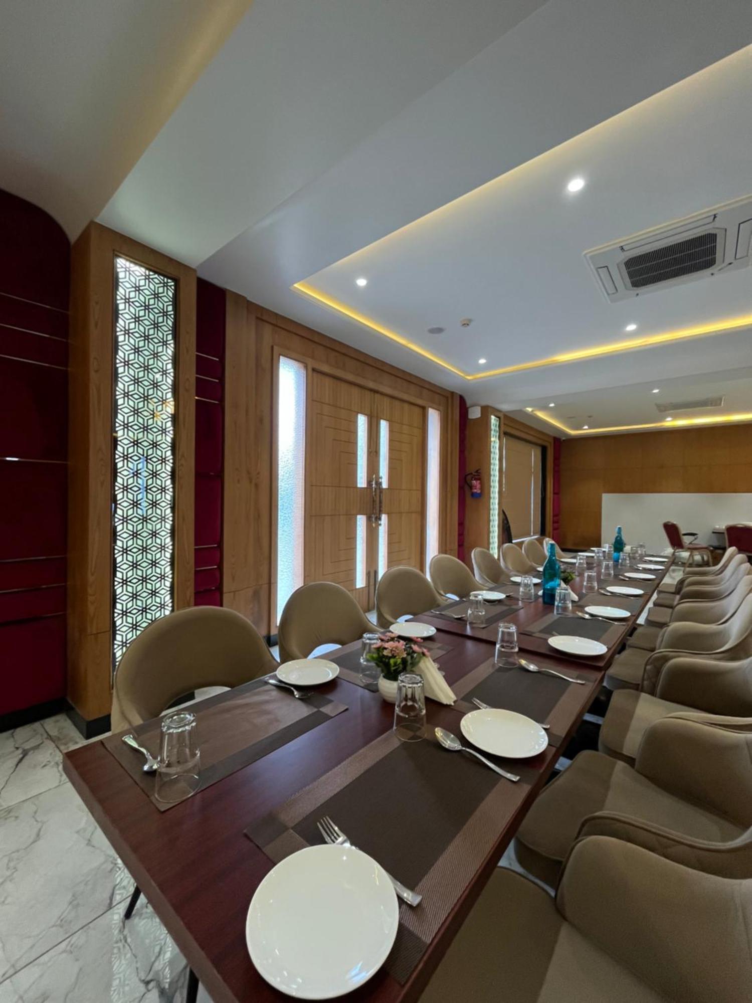 Hotel Three Seasons Vrindāvan Exterior photo