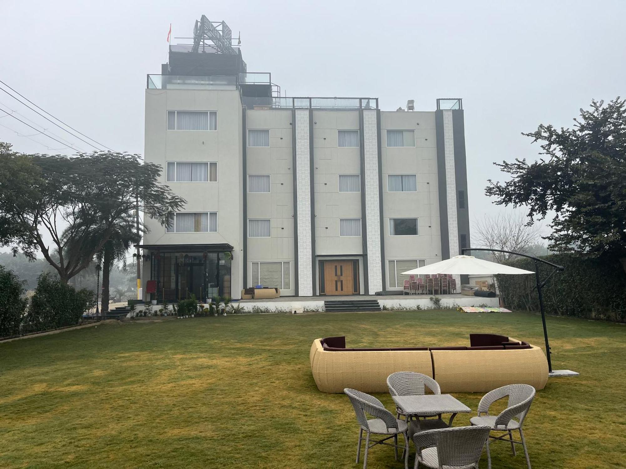 Hotel Three Seasons Vrindāvan Exterior photo