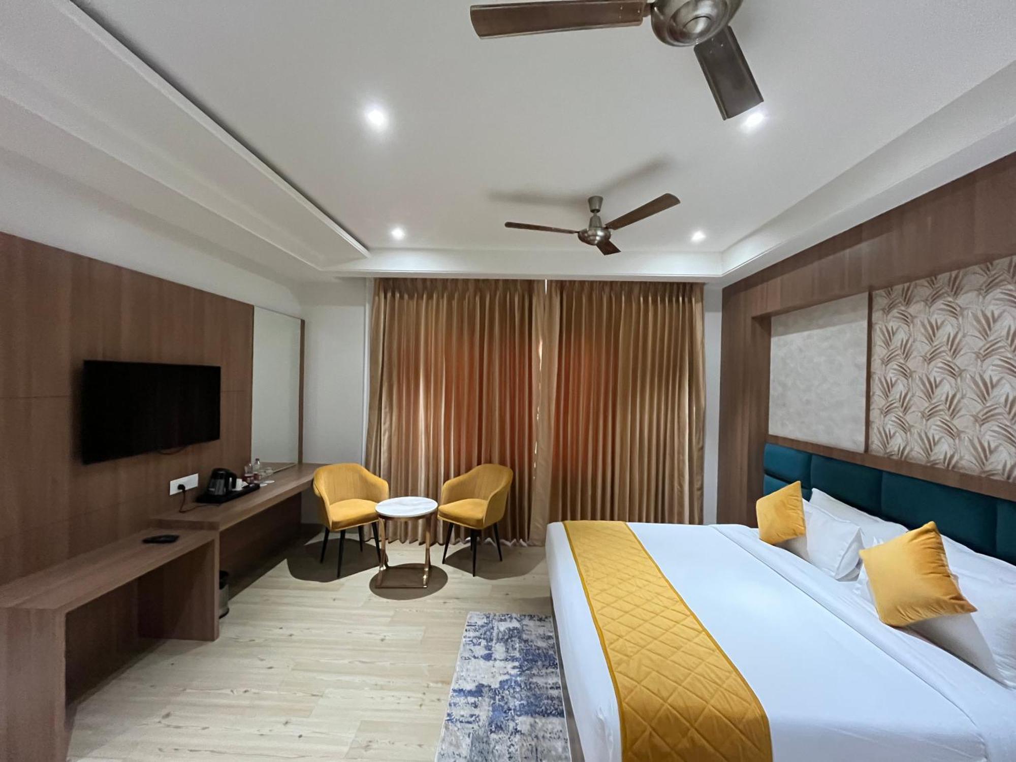 Hotel Three Seasons Vrindāvan Exterior photo