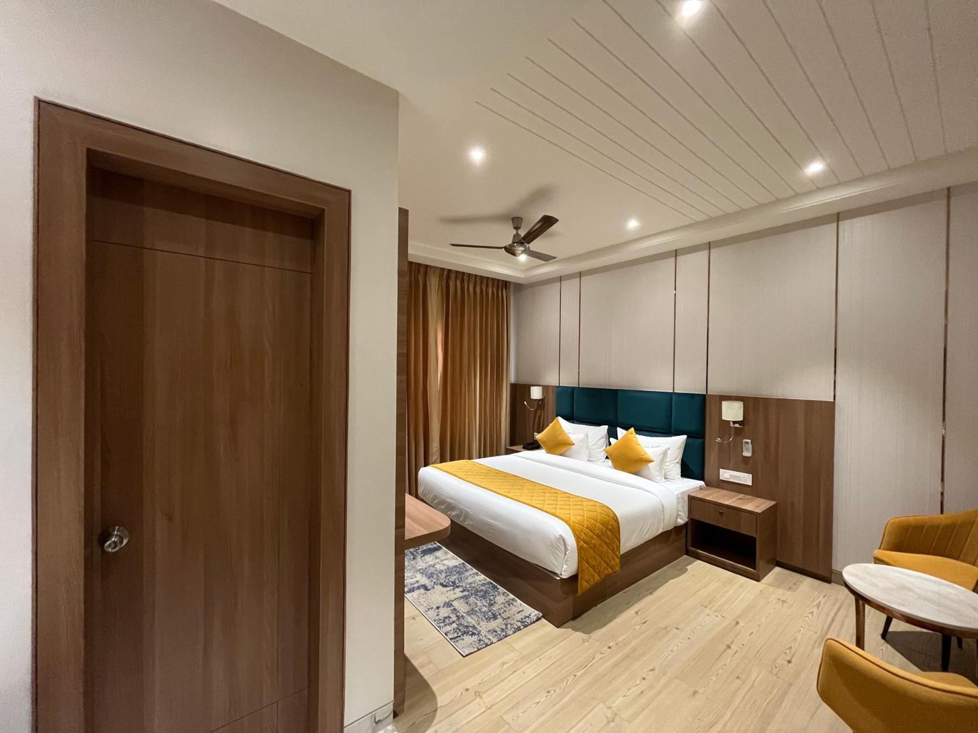 Hotel Three Seasons Vrindāvan Exterior photo