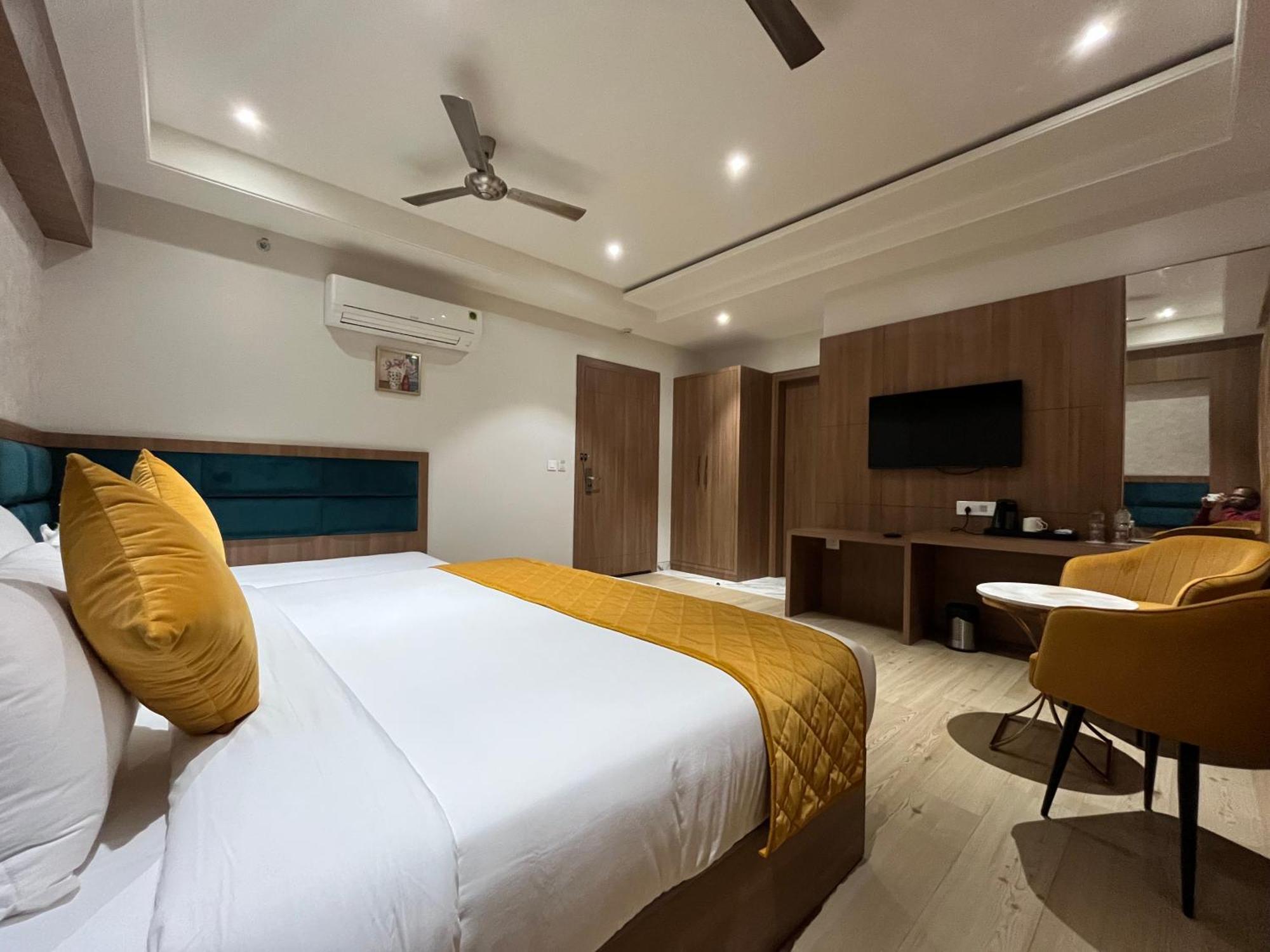 Hotel Three Seasons Vrindāvan Exterior photo