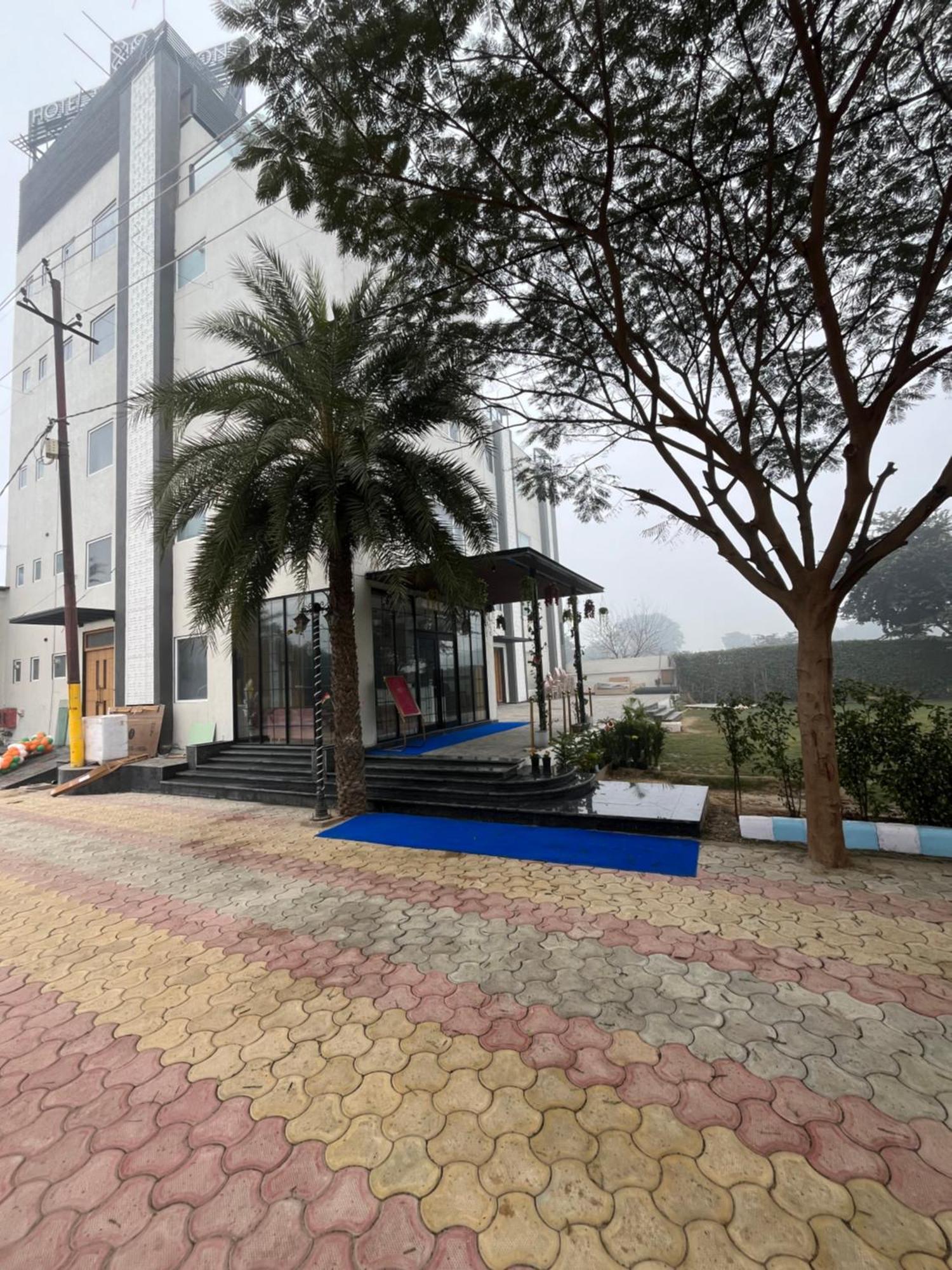 Hotel Three Seasons Vrindāvan Exterior photo