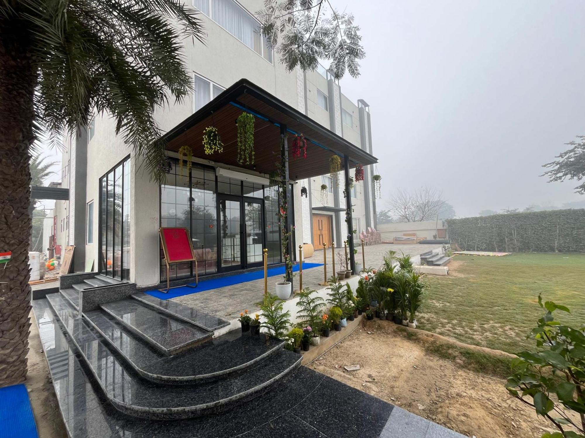 Hotel Three Seasons Vrindāvan Exterior photo