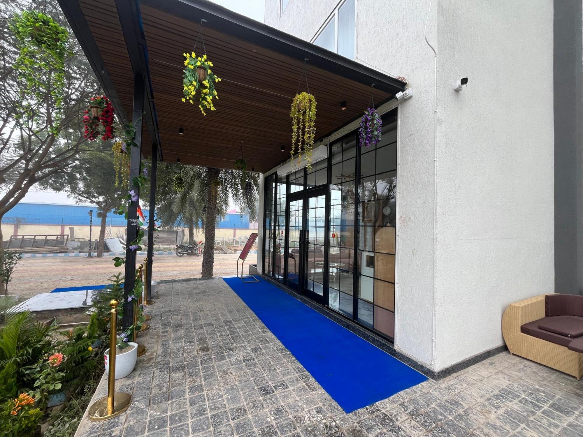 Hotel Three Seasons Vrindāvan Exterior photo