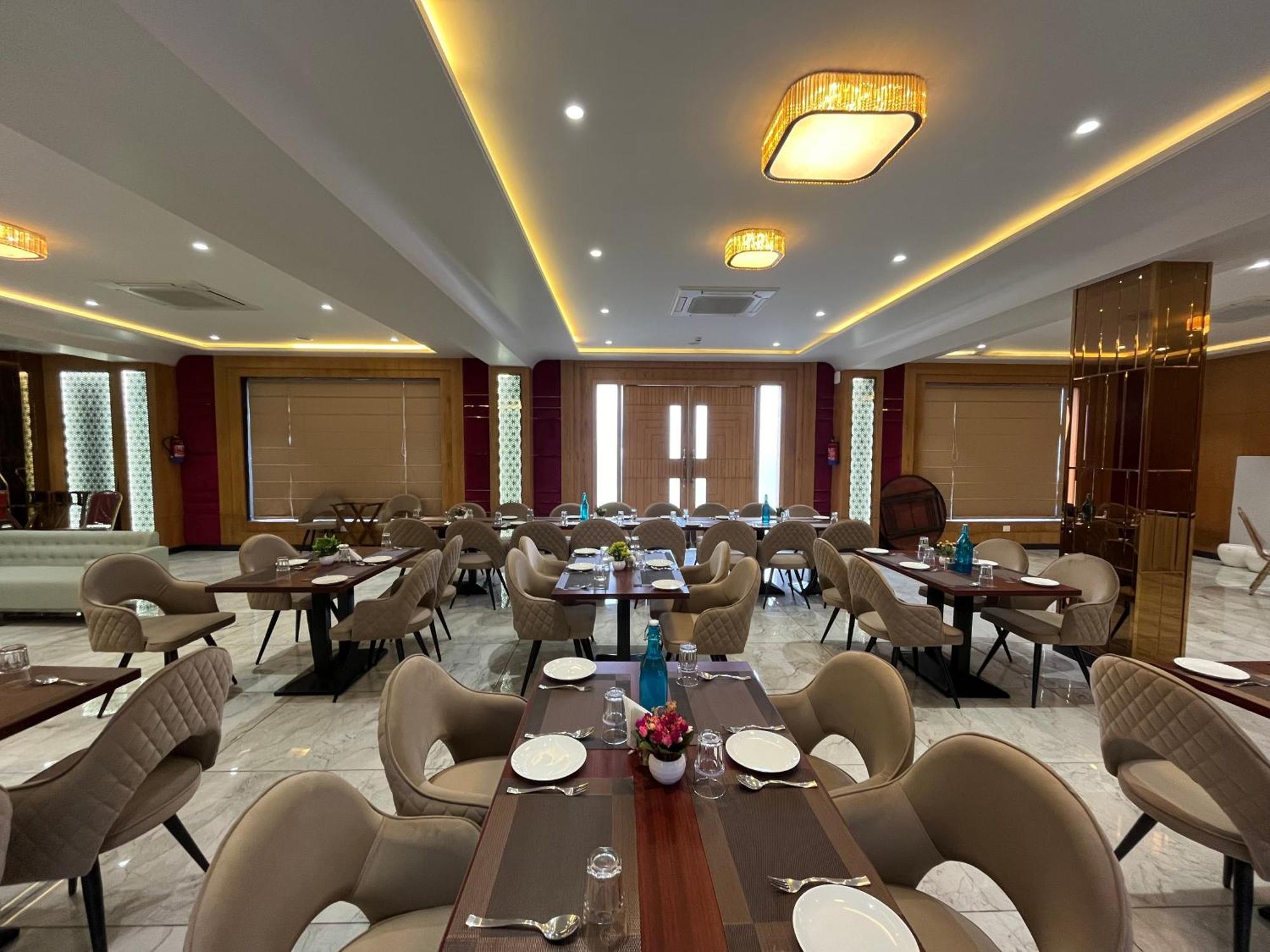 Hotel Three Seasons Vrindāvan Exterior photo
