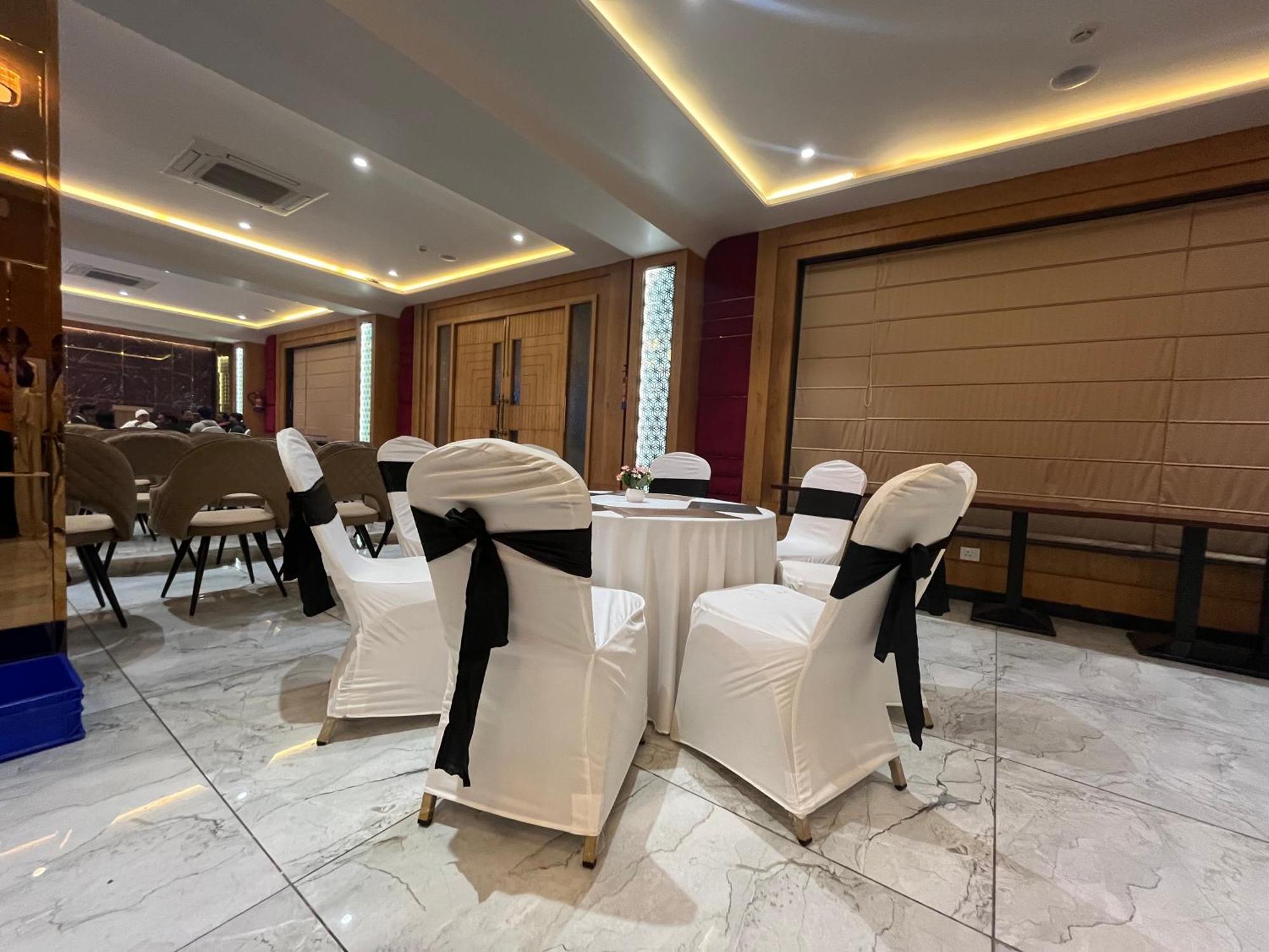 Hotel Three Seasons Vrindāvan Exterior photo