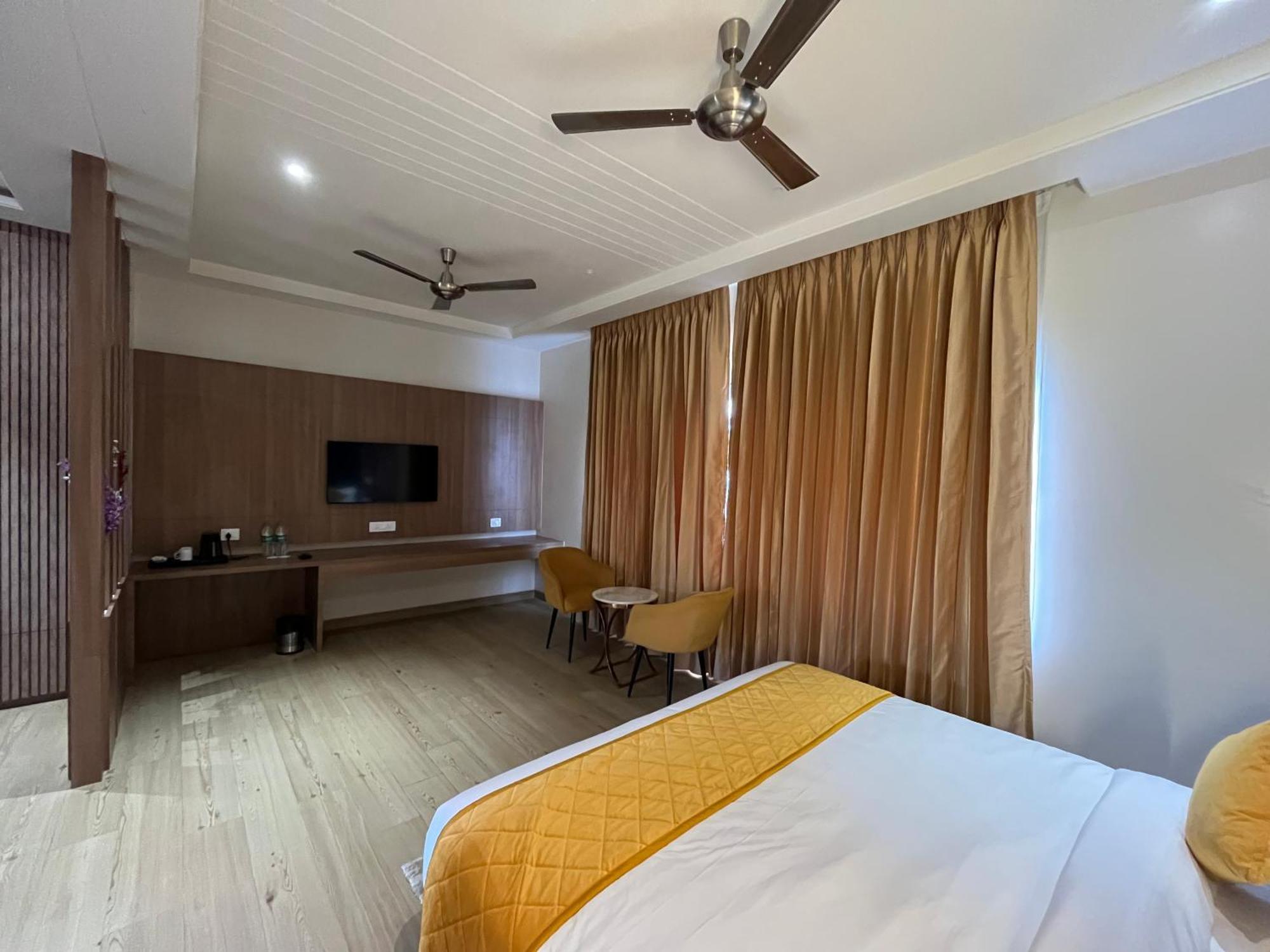 Hotel Three Seasons Vrindāvan Exterior photo